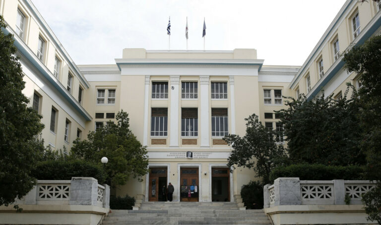 Τα γιαούρτια και το τέλος της Μεταπολίτευσης