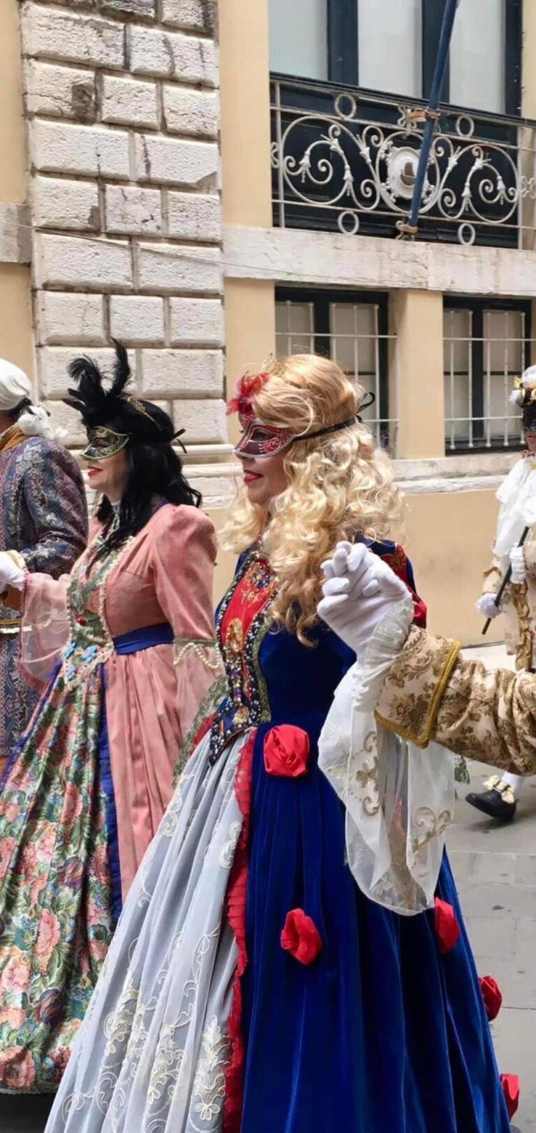 Ντιμπέι με την πρώτη κερία τση χώρας